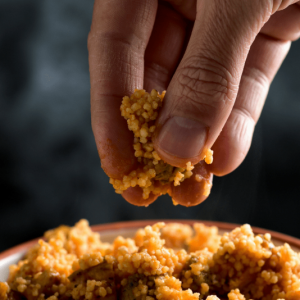 MȂNCATUL CU MȂINILE