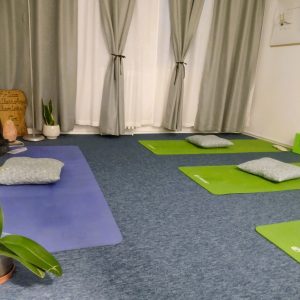 CE PRESUPUNE UN CURS DE YOGA LA YOGADEVI?