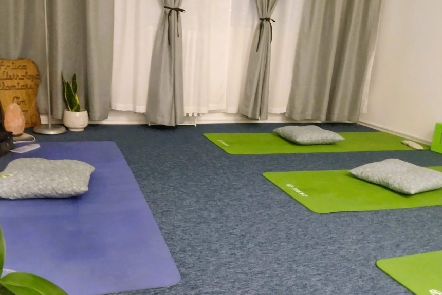 CE PRESUPUNE UN CURS DE YOGA LA YOGADEVI?