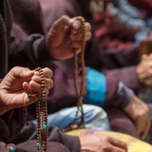 MALA, COLIERUL DIN 108 BOABE DE PIETRE SAU DE LEMN